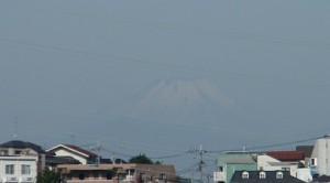 横浜市鶴見区から見た富士山2013年6月1日　拡大